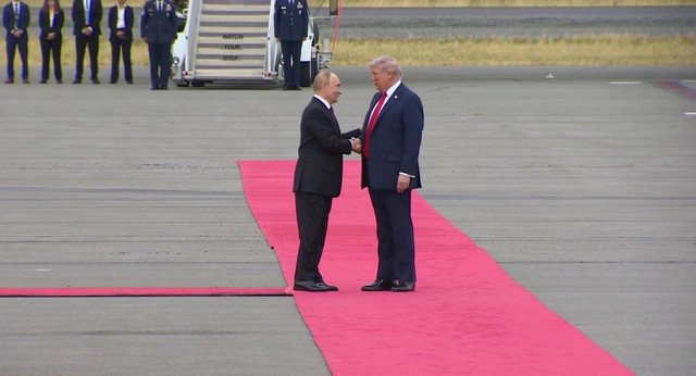 Tổng thống Trump (phải) bắt tay Tổng thống Putin. Ảnh: RIA. ngamy2-0.png