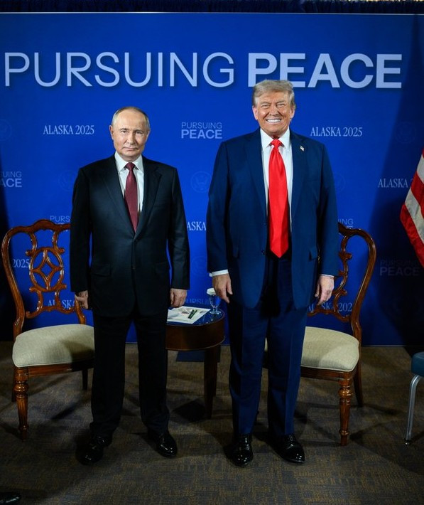 Nhà Trắng công bố bức ảnh của Tổng thống Putin và Tổng thống Trump trước cuộc hội đàm. Ảnh: X. ngamy2.png