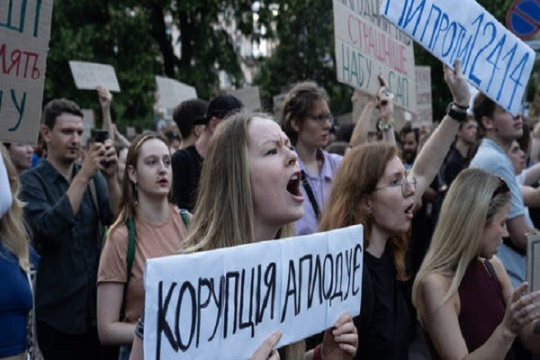 Những người biểu tình ở Ukraine phản đối luật tước bỏ tính độc lập của Cục Chống tham nhũng Quốc gia và Văn phòng Công tố chuyên trách Chống tham nhũng. Ảnh: SOPA. ukraine.jpg
