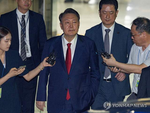 Cựu Tổng thống Yoon Suk Yeol (giữa) rời Tòa án Trung tâm Seoul tại thủ đô Seoul vào ngày 9/7/2025, sau khi tham dự phiên tòa xem xét tính hợp pháp của việc giam giữ ông đối với các cáo buộc liên quan đến nỗ lực áp đặt thiết quân luật hồi tháng 12/2024. Ảnh: Yonhap. han1.png