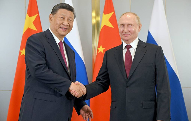 Tổng thống Nga Vladimir Putin (phải) và Chủ tịch Trung Quốc Tập Cận Bình trong một cuộc gặp. Ảnh: TASS. ngaputin.jpg