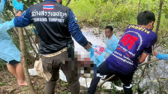 Thi thể nạn nhân được tìm thấy trong tình trạng bị trói vào khúc gỗ trong ao nước. Ảnh: Facebook. thailan.jpg