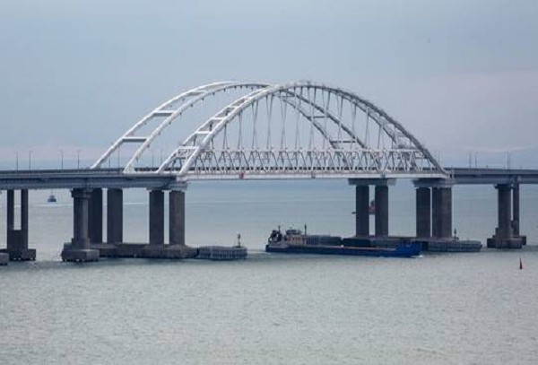 Nga phá âm mưu đánh bom xe của Ukraine trên cầu Crimea. Ảnh: Sputnik. cau.png