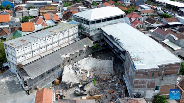 Hiện trường vụ sập tòa nhà tại trường nội trú Hồi giáo Al Khoziny nhìn từ trên cao hôm 5/10/2025. Ảnh: Xinhua News. sap1.jpg