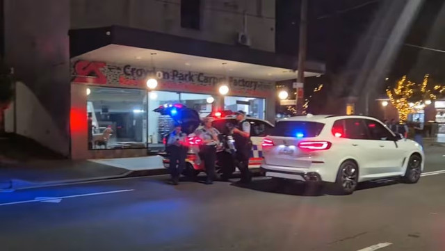 Nghi phạm bắn ngẫu nhiên vào người dân và cảnh sát trên đường phố ở Sydney, Australia, tối 5/10. Ảnh: Facebook. au.png