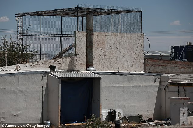 Ngôi nhà được cho là lò hỏa táng tư nhân ở Ciudad Juarez. Ảnh: Anadolu/Getty. mexico1.png