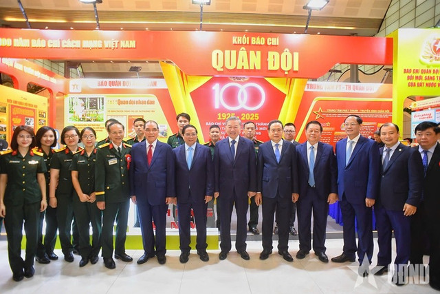 Tổng Bí thư Tô Lâm, nguyên Tổng Bí thư Nông Đức Mạnh cùng các đồng chí lãnh đạo Đảng, Nhà nước chụp ảnh tại gian trưng bày Khối Báo chí Quân đội. vn4.jpg