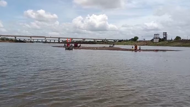 5 người đuối nước tử vong khi tắm thánh trên sông Godavari. Ảnh: IT. song.png