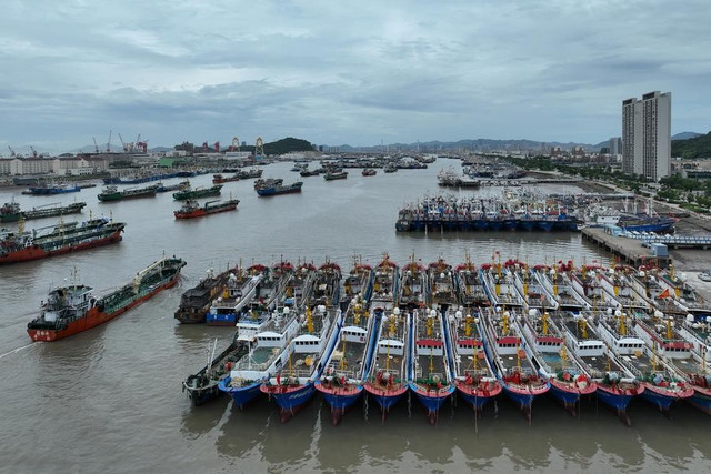 Bức ảnh chụp bằng máy bay không người lái ngày 7/7/2025 cho thấy các tàu neo đậu tại Cảng Shenjiamen để trú ẩn trước khi bão đổ bộ ở Chu San, tỉnh Chiết Giang, miền Đông Trung Quốc. Ảnh: THX. trung.png