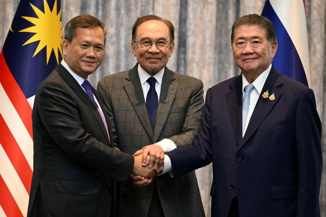 Thủ tướng Campuchia, Malaysia và Thái Lan bắt tay sau buổi họp báo. (Ảnh: Reuters) ngungban.png