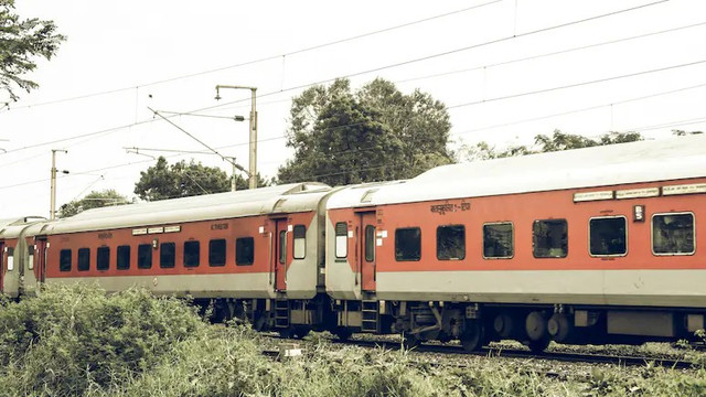 Thi thể bé trai được tìm thấy trong thùng rác bên trong nhà vệ sinh trên tàu Kushinagar Express tại Mumbai. Ảnh minh họa: NDTV. tau.png