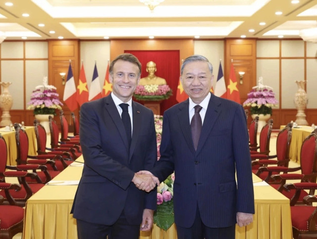 Tổng Bí thư Tô Lâm bắt tay Tổng thống Pháp Emmanuel Macron. Ảnh: TTXVN. tongthongphap1.png