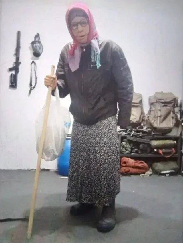 Nghi phạm cải trang thành cụ bà đã bị FSB bắt giữ cùng hai người phụ nữ khác. Ảnh: Telegraph. ngaukraine2.png