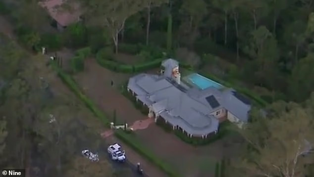Thi thể hai mẹ con được phát hiện trong biệt thự Airbnb sang trọng ở vùng ngoại ô Brisbane, Australia. Ảnh: Nine. thi1.png