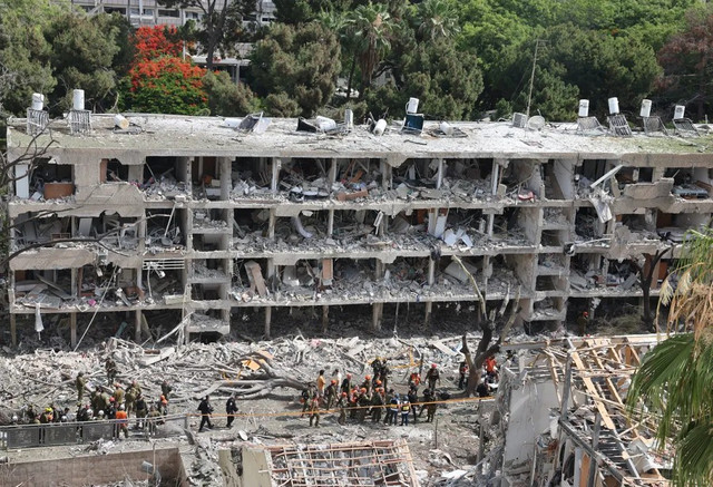 Các đội cứu hộ Israel làm việc tại hiện trường vụ tấn công bằng tên lửa ở Tel Aviv. Ảnh: EPA. israel1.png