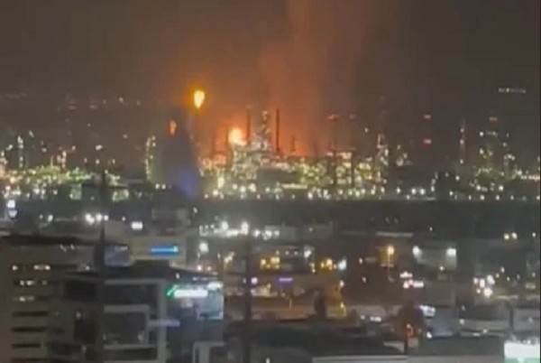 Đám cháy ở Haifa, Israel, sau một cuộc tấn công bằng tên lửa từ Iran. Ảnh chụp màn hình. israel1.png