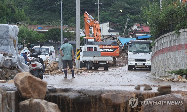 Một ngôi làng bị tàn phá bởi mưa lớn và lở đất ở Sancheong, phía nam Hàn Quốc, ngày 20/7. Ảnh: Yonhap. han1.jpg