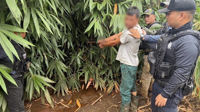 Bounthong bị bắt giữ khi đang lẩn trốn trong rừng. Ảnh: Khaosod. thai2.jpg