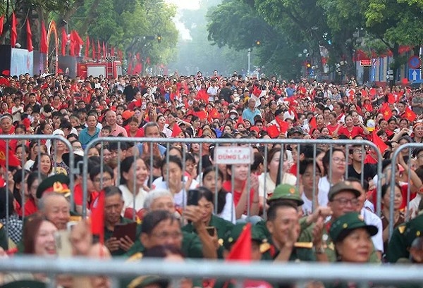 Biển người xem diễu binh, diễu hành mừng Quốc khánh 2/9 ở Hà Nội. Ảnh: Pool/Reuters. dieu1.png