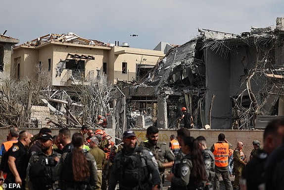 Iran đã tấn công tên lửa nhằm vào Ness Ziona, phía nam Tel Aviv, Israel, sau đòn không kích của Mỹ. Ảnh: EPA. iran.png