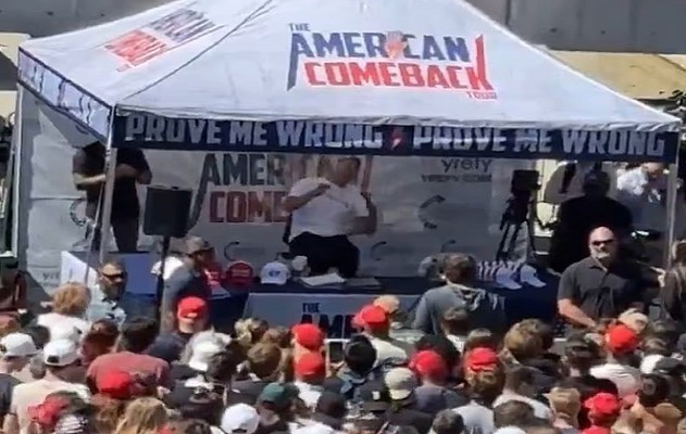 Nhà hoạt động Charlie Kirk tử vong sau khi trúng đạn tại sự kiện ở trường Đại học Utah Valley ngày 10/9. Ảnh: DM. image.jpg