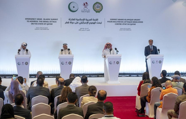 Từ trái sang phải: Người phát ngôn Bộ Ngoại giao Qatar Majed Al Ansari, Tổng thư ký Hội đồng Hợp tác vùng Vịnh (GCC) Jassim al-Budaiwi, Trợ lý Tổng thư ký OIC, Đại sứ Youssef Al-Dobeay và Phó Tổng thư ký Liên đoàn Ả Rập Hossam Zaki tham dự cuộc họp báo sau hội nghị thượng đỉnh khẩn cấp Ả Rập-Hồi giáo tại Doha, Qatar, ngày 15/9/2025. (Ảnh: Nikku/Xinhua) qatar1.png