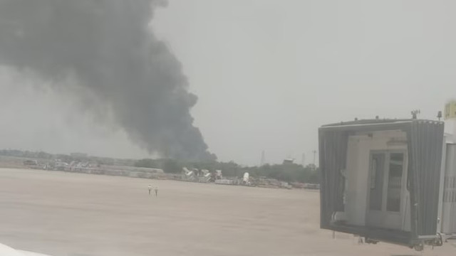 Khói đen bốc lên sau khi máy bay rơi gần sân bay Ahmedabad. Ảnh: IT. maybay1.png
