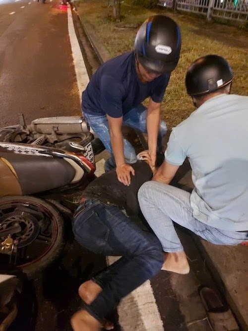 Các trinh sát bắt giữ Phúc khi đang trên đường lẩn trốn. Ảnh: CT. Các trinh sát bắt giữ Phúc khi đang trên đường lẩn trốn. Ảnh: CT.