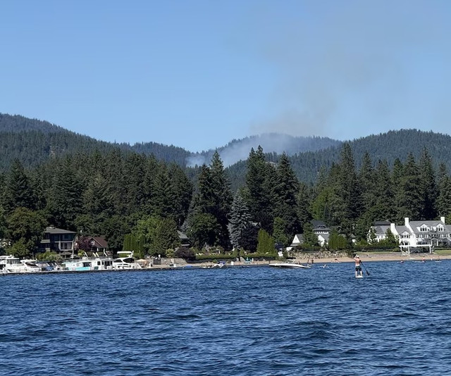 Hai người lính cứu hỏa bị phục kích khi đang ứng phó với đám cháy rừng ở Coeur d'Alene, Idaho. Ảnh: KXLY. linh2.png