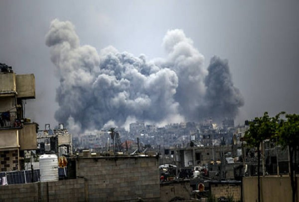 Khói bốc lên sau cuộc tấn công của Israel vào khu phố Tel al Zaatar, thành phố Gaza, vào ngày 15/5/2025. Ảnh: Anadolu. gaza.png