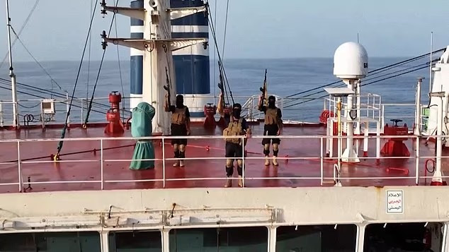 Các tay súng Houthi trên tàu Magic Seas. Ảnh: DM. tau2.png