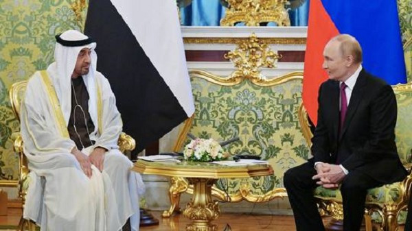 Tổng thống Nga Vladimir Putin (phải) trong cuộc họp với Tổng thống Các Tiểu vương quốc Ả Rập Thống nhất Mohamed bin Zayed Al Nahyan tại Điện Kremlin ở Moscow, Nga. Ảnh: Sputnik. putin.png