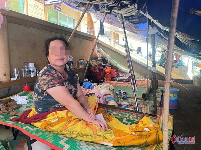 Bà N.T.H sống cảnh ở tạm hơn nửa năm nay để chăm con trai. Ảnh chụp ngày 10/7 benh3.jpg