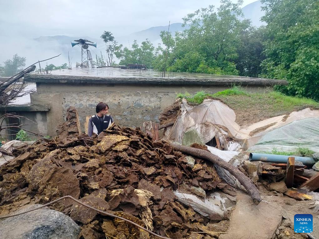 Một người đàn ông đứng giữa đống đổ nát của ngôi nhà bị phá hủy sau trận mưa lớn ở một ngôi làng tại Bajaur, tỉnh Khyber Pakhtunkhwa, ngày 15/8/2025. Ảnh: THX. lu2.jpg