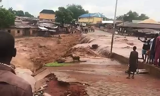 Mưa lũ kinh hoàng khiến hơn 150 người thiệt mạng ở Nigeria những ngày qua. Ảnh: DM. lu.png