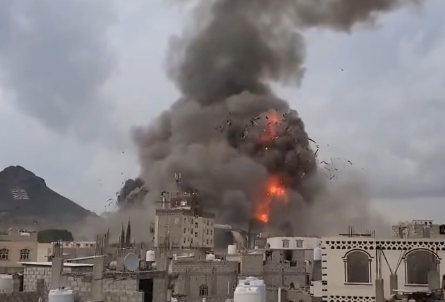 Quân đội Israel không kích dữ dội thủ đô Sanaa của Yemen. Ảnh chụp màn hình. yemen.png