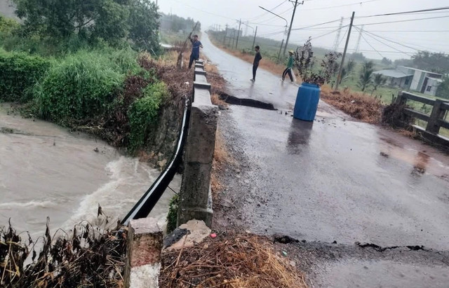 Khu vực cầu khi chưa bị sụt lún Khu vực cầu khi chưa bị sụt lún