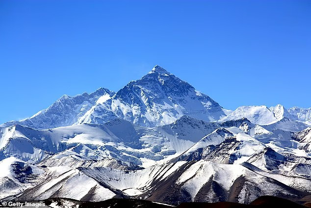 Hàng trăm người mắc kẹt trên núi Everest vì bão tuyết. Ảnh: Getty. nui2.png