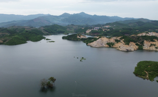 Đồng thời, hồ Cánh Tạng còn có thể đảm bảo dòng chảy môi trường hạ du về mùa khô, kết hợp giảm lũ hạ du vào mùa mưa. Hồ cũng có diện tích mặt nước rất lớn, tạo điều kiện thuận lợi phát triển . Đồng thời, hồ Cánh Tạng còn có thể đảm bảo dòng chảy môi trường hạ du về mùa khô, kết hợp giảm lũ hạ du vào mùa mưa. Hồ cũng có diện tích mặt nước rất lớn, tạo điều kiện thuận lợi phát triển .