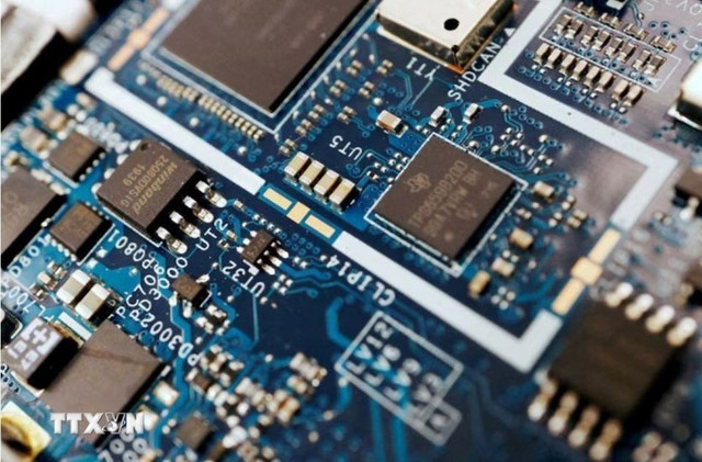 Chip bán dẫn trên một bản mạch máy tính. (Ảnh: Reuters/TTXVN) my1.png