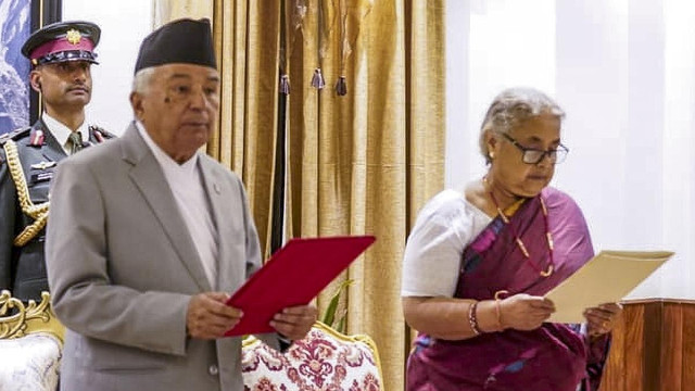 Thủ tướng lâm thời Sushila Karki (phải) tuyên thệ nhậm chức tại Văn phòng Tổng thống Nepal ngày 12/9. Ảnh: PTI. ne1.png