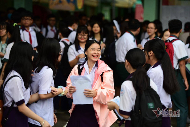 Học sinh, sinh viên được nâng mức hỗ trợ đóng BHYT từ 30% lên 50%. Ảnh minh hoạ: Thanh Tùng. h1.jpg