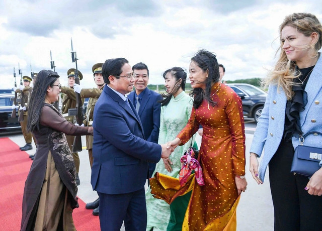 Vào 13h trưa 7/6 (giờ địa phương), 17h giờ Hà Nội, Thủ tướng Phạm Minh Chính và Phu nhân cùng đoàn đại biểu cấp cao Việt Nam rời Cộng hoà Estonia. tt2.png