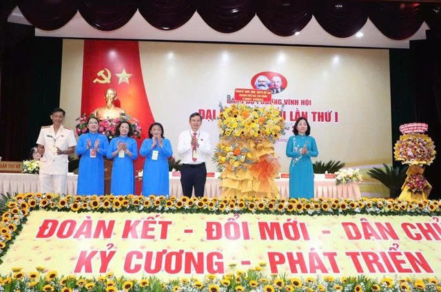 Bà Trương Thị Bích Hạnh tặng hoa cho Đảng bộ phường Vĩnh Hội. a1-7166.jpg