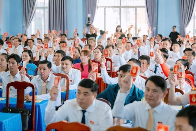 Đại biểu biểu quyết các chỉ tiêu phát triển kinh tế - xã hội nhiệm kỳ 2025 - 2030 oanh-12.jpg