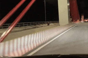 Chứng kiến cảnh tượng này, netizen không khỏi thót tim và buông lời trách móc với người lớn khi không để ý con cái.