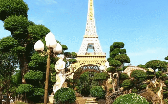 Trong khuôn viên biệt thự còn có rất nhiều mô hình "khổng lồ" mô phỏng những biểu tượng kiến trúc trên toàn thế giới như tượng Nữ thần Tự do, tháp Eiffel... Ảnh: Beatvn