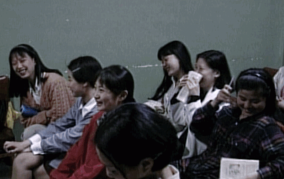 Tỷ phú Jack Ma bị các công ty từ chối hơn chục lần, kể cả công việc tại cửa hàng KFC. Sau đó, ông được nhận vào làm giáo viên dạy tiếng Anh cho một trường đại học. Dù mức lương chỉ 12 USD (khoảng 244.000 đồng)/tháng nhưng ông rất yêu nghề và thoải mái với học sinh.