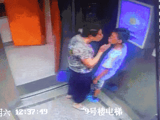 Ba lao cuong hon cau be trong thang may gay phan no-Hinh-2