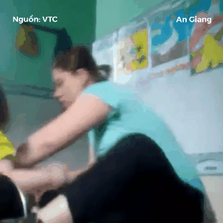 Cụ thể, theo các đoạn clip được chia sẻ, bảo mẫu này đã dùng tay tát mạnh vào vùng mặt, đầu một bé gái khoảng 3 tuổi (mặc váy hồng đen). Một bé gái khác cũng bị bảo mẫu dùng lược chải tóc để đánh, riêng bé trai (mặc áo sọc đỏ đen) khi đang ăn thì bị bảo mẫu dùng tay đánh mạnh vào đỉnh đầu của bé nhiều lần khiến các bé òa khóc, sợ hãi. Chưa dừng lại ở đó, Cô bảo mẫu không dỗ ngọt mà tát bé thêm một tát và dằn giọng: "Nuốt lẹ vô, kiếm chuyện hả, kiếm chuyện không, ẹo vừa thôi nhe, mấy bữa nay thấy thiếu kỷ cương nghe".